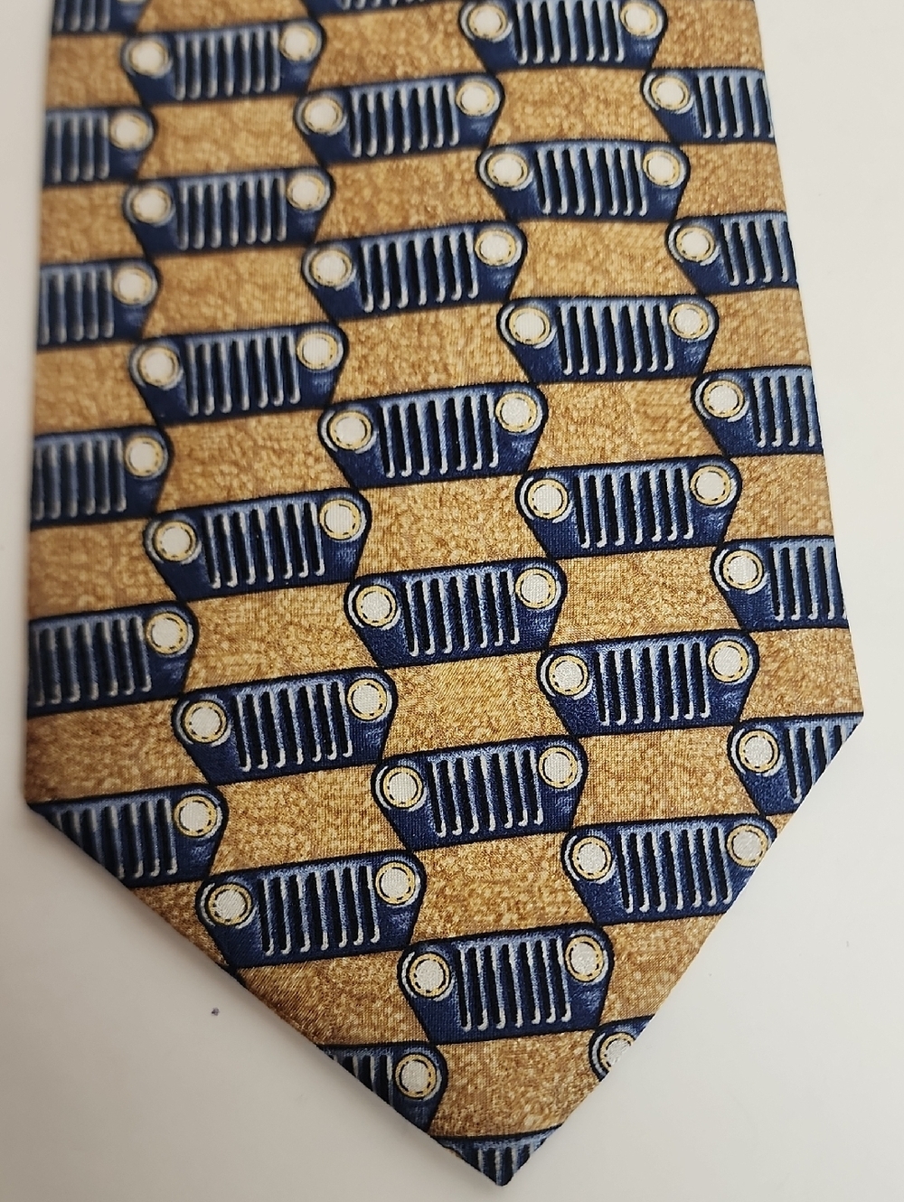 Jeep There's Only One Classic Geometric Pattern MenS Tie in Navy& Gold 100% SILK - Picture 2 of 7